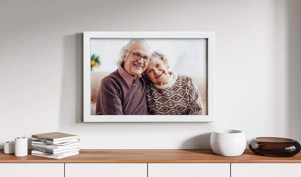 Una foto enmarcada de los abuelos sobre un aparador