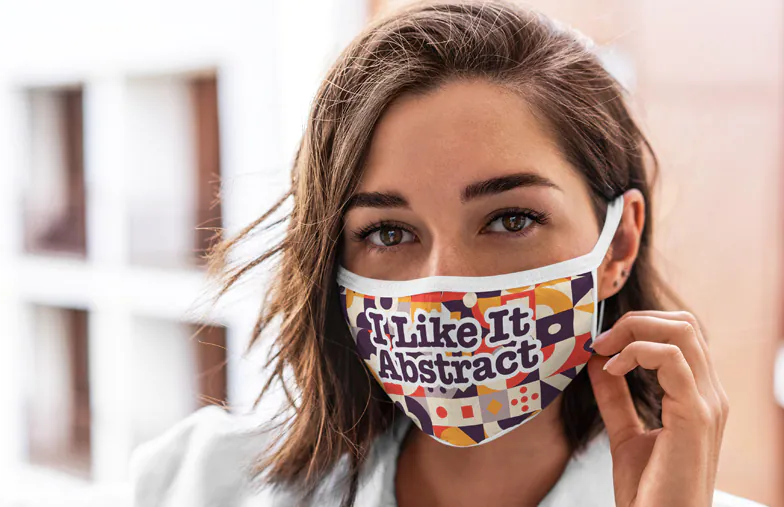 Joven mujer corriendo y usando mascarilla personalizada con diseño de moda