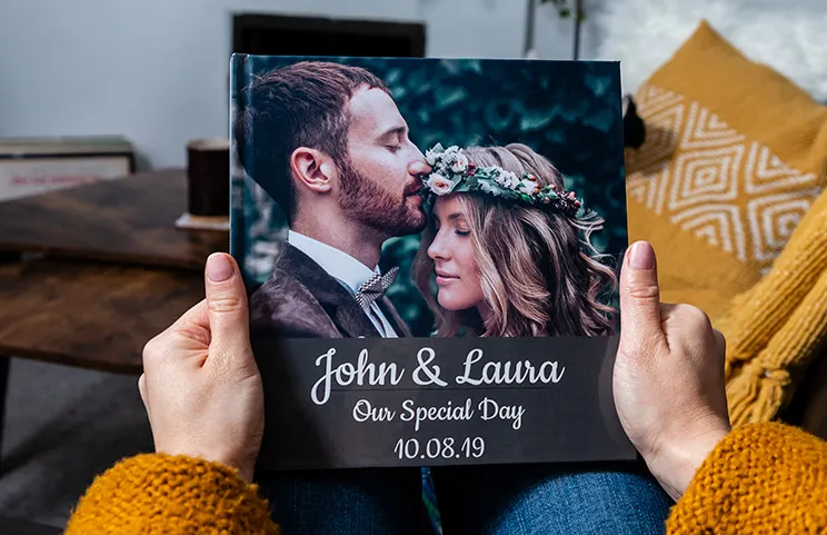Álbum de fotos personalizado de Printerpix con tapa dura y fotos grandes de una pareja mayor